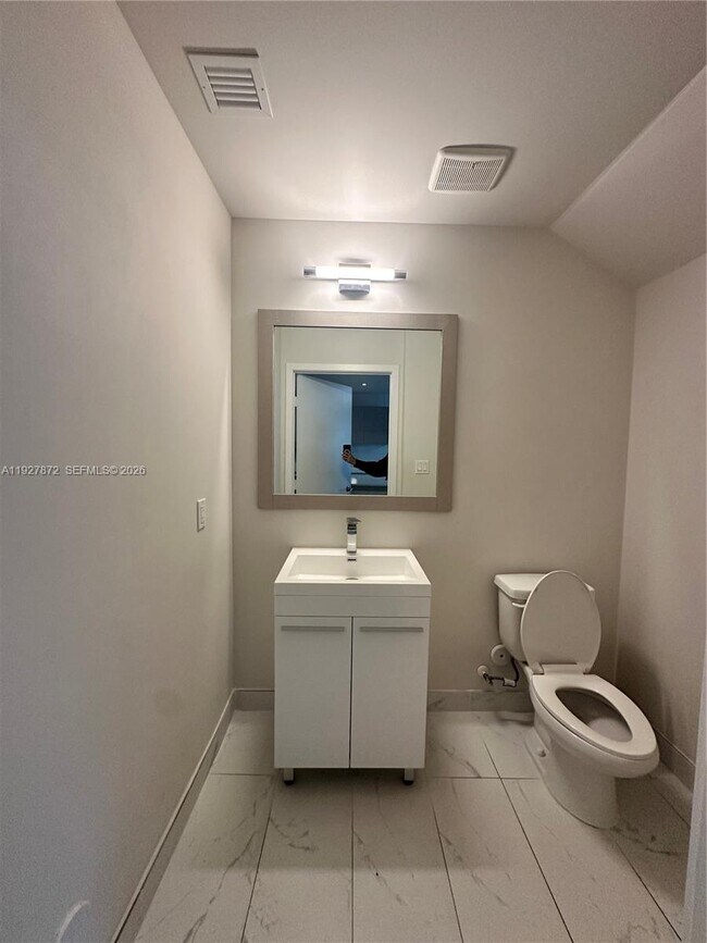 Foto del edificio - 2555 NE 193rd St