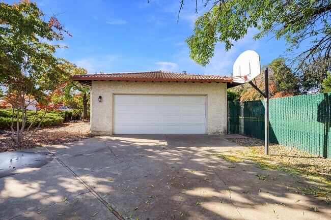 Building Photo - 1096 Corino Real Ct
