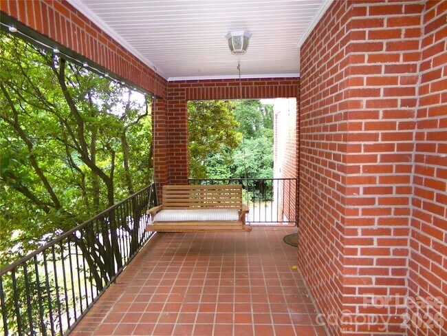 Building Photo - 1631 Maple Ave