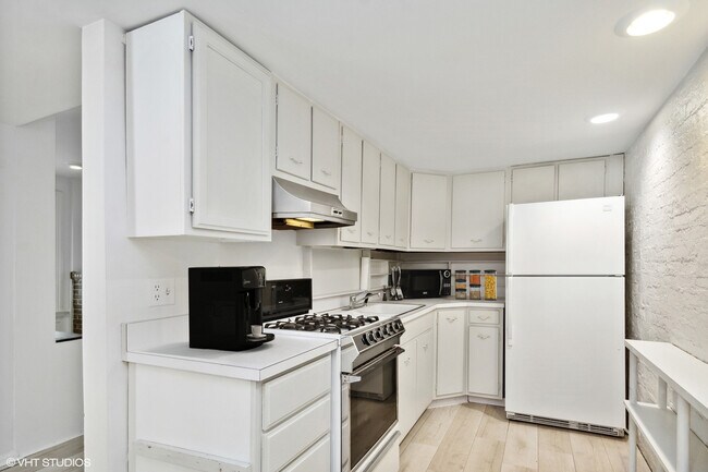 Building Photo - 545 W Belden Ave