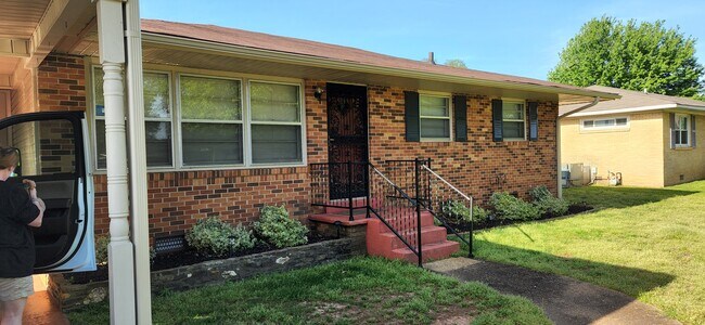 Building Photo - 1004 Waverly Ave