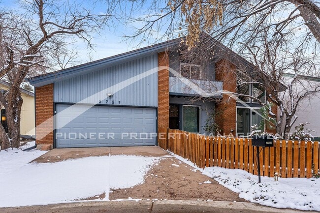 Building Photo - Spacious Home with 2 Car Garage and Centra...