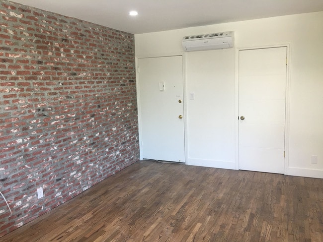 Foto del edificio - 821 Westmount Dr