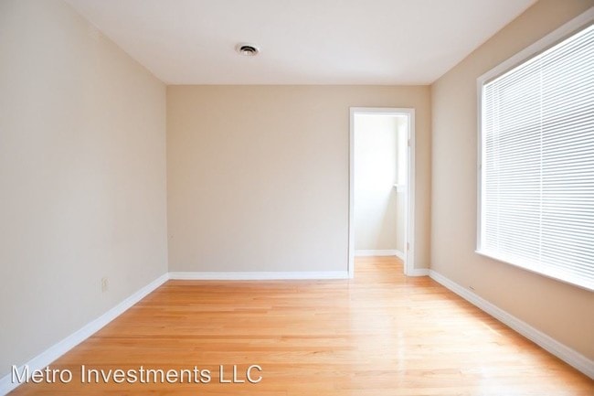 Building Photo - 2429 N Farwell Ave