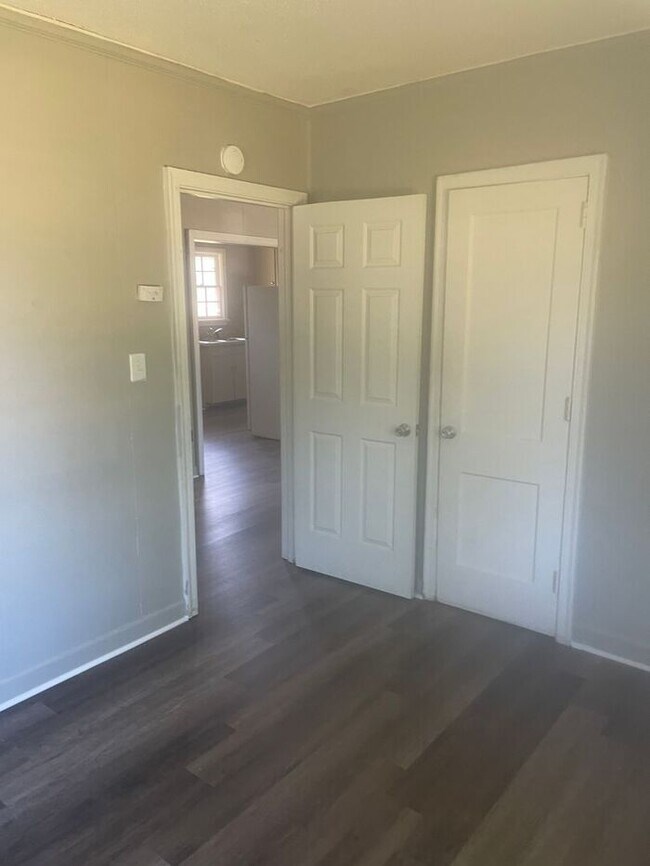 Building Photo - 2 Bedroom House with new flooring