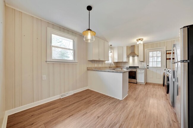 Building Photo - Renovated 3 bed, 1 bath with screened porc...