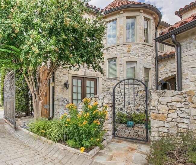 Foto del edificio - 6921 Mediterranean Dr