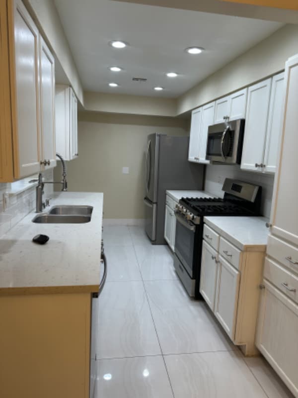 Building Photo - 704 Mc Dermit St