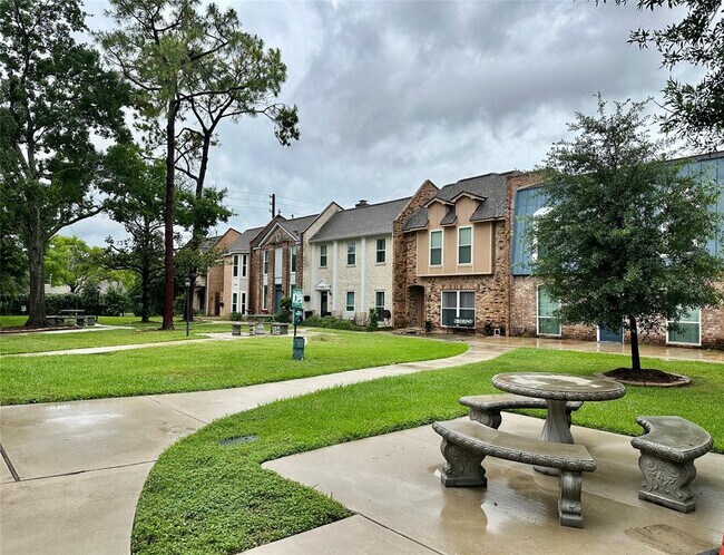 Foto del edificio - 10730 Briar Forest Dr