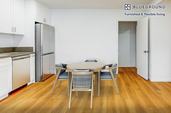 Foto del edificio - 7949 Romaine St