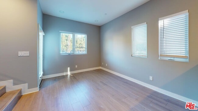 Building Photo - 147 Roselake Ave