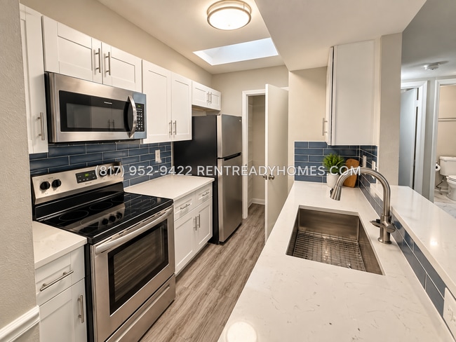 Building Photo - 450 Dollins St