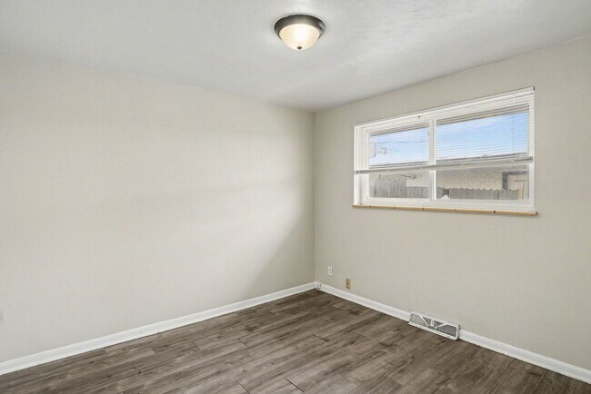 Foto del edificio - Front Unit - Duplex - 4bed 2bath - Finished Basement! **Special**