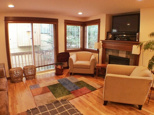 Building Photo - Bright and Sunny Townhouse