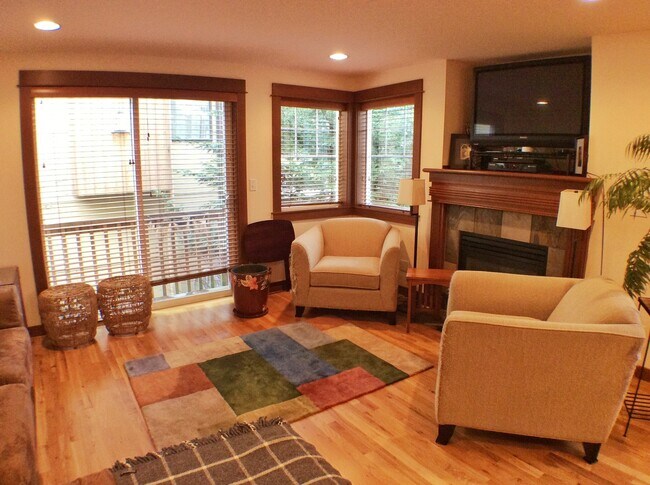 Photo - Bright and Sunny Townhouse