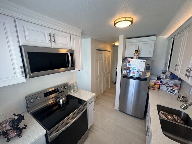 Foto del edificio - Gorgeous Condo in Seward Park with 2 Parking Spaces, Steps Away from Pool with Water View!