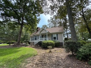 Building Photo - 20 Parkwood Cir NE