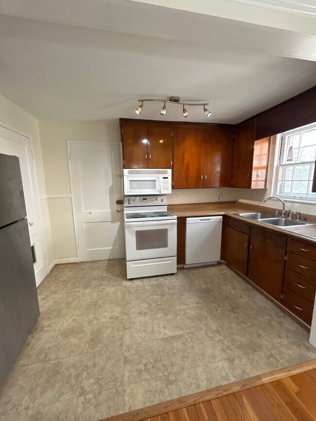 Building Photo - 2 Bedroom 1 Bath