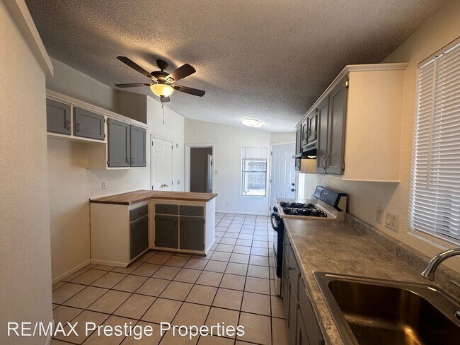 Building Photo - 3 br, 2.5 bath House - 2404 Phoenix Ave