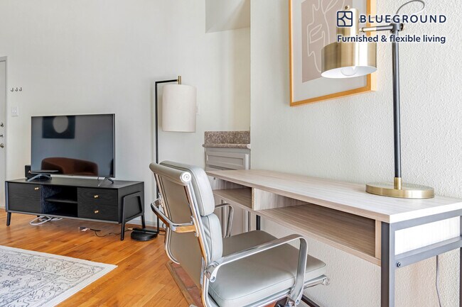 Foto del edificio - 301 E 4th St