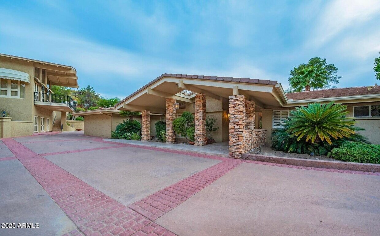 Foto principal - 3500 E Lincoln Dr