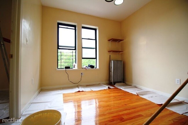 Building Photo - 326 Roebling St