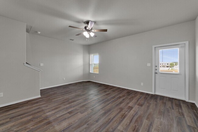 Foto del edificio - No Cash Deposit Option Available!  $1595 i...