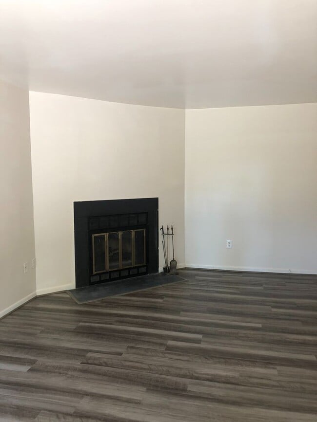 Foto del edificio - Charming 2 Bedroom Condo in Gwynn Oak!