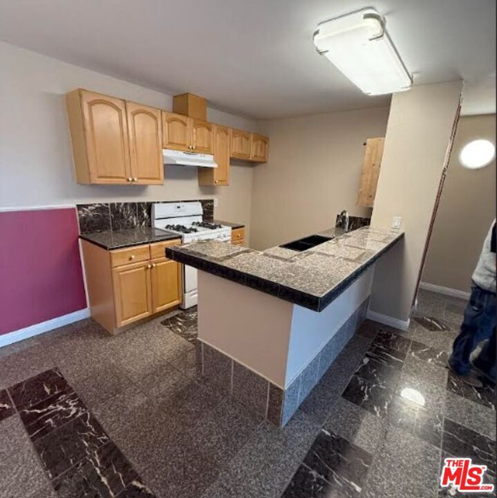 Foto del edificio - 15237 Santa Gertrudes Ave