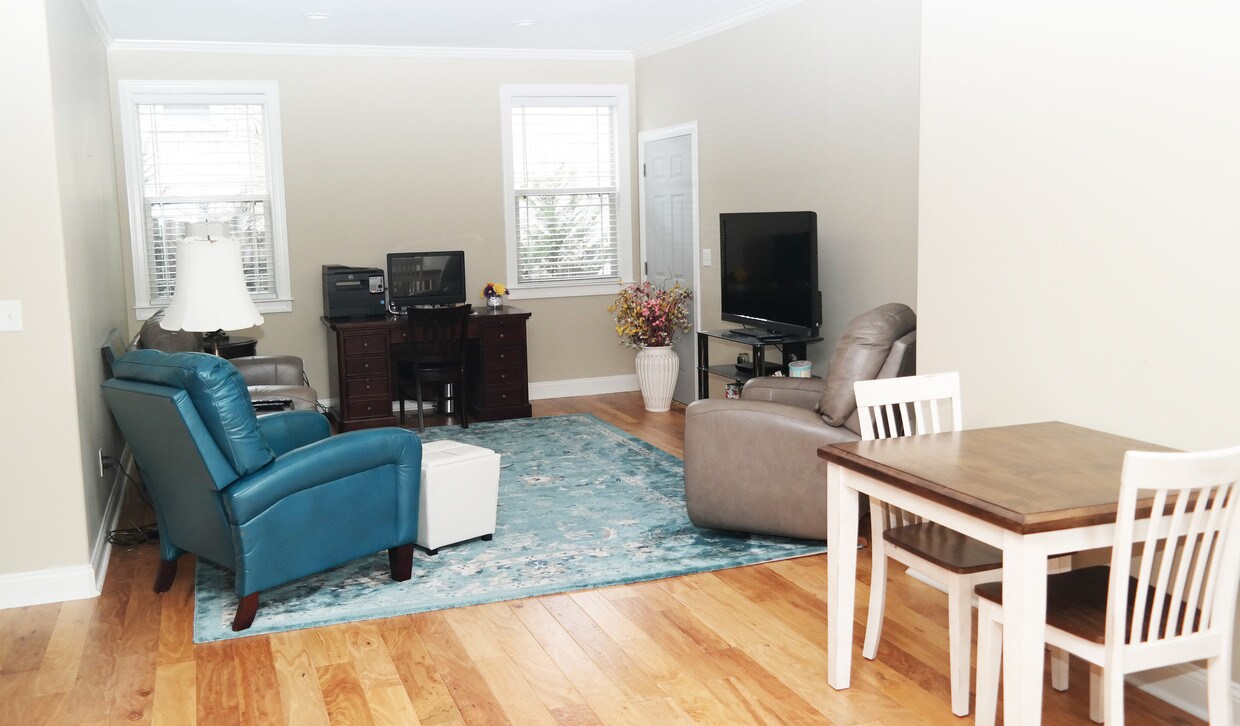 Open floorplan connects living & dining areas - 1519 E North St