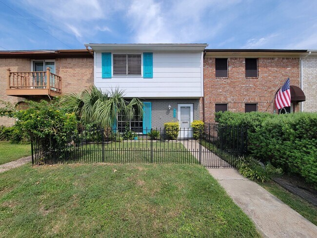 Foto del edificio - Two bedrooms two 1/2 bath townhome on Galv...