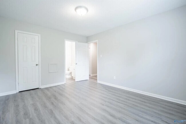 Foto del edificio - 351 Gillespie Rd