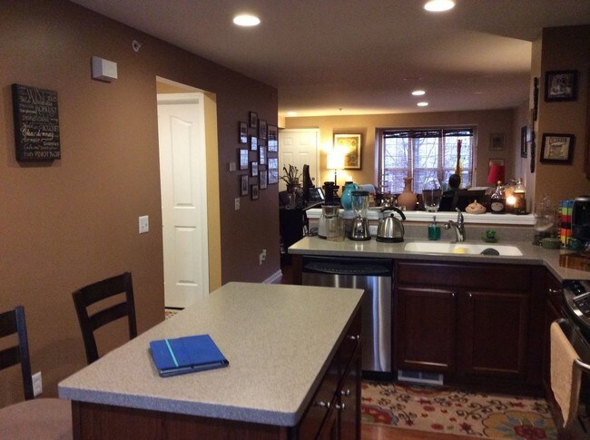 Building Photo - Beautiful Townhouse in Novi