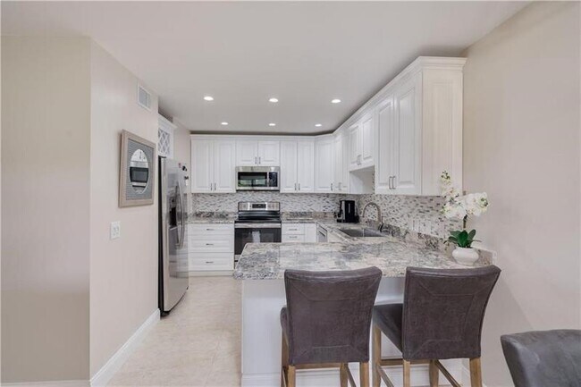 Building Photo - 9001 Jacaranda Ln