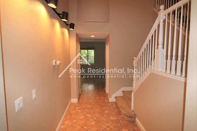 Foto del edificio - Wonderful 4bd/2.5ba Elk Grove Home with 3 ...