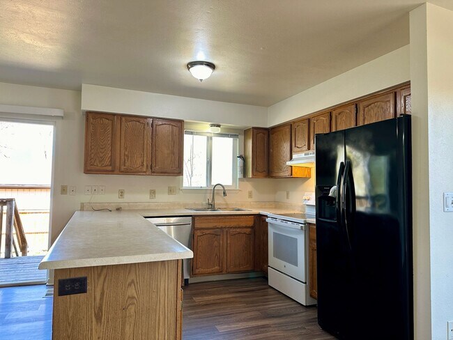 Building Photo - Spacious 3 Bedroom 2.5 Bath in Englewood! ...
