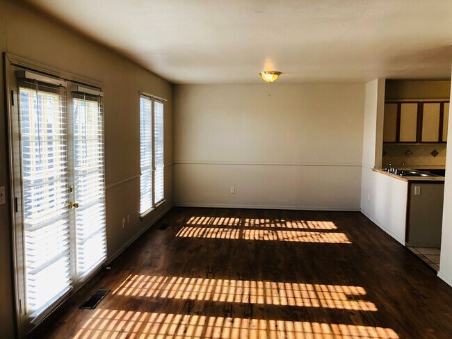 Foto del edificio - 3 bedrooms, 2 1/2 baths and a 2 car garage...