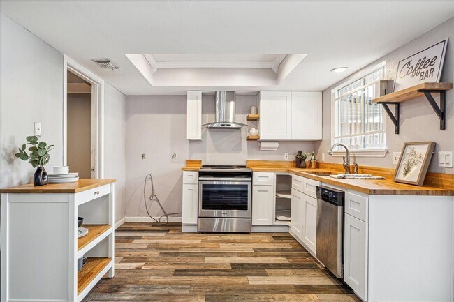 Foto del edificio - 6455 Creekbend Dr