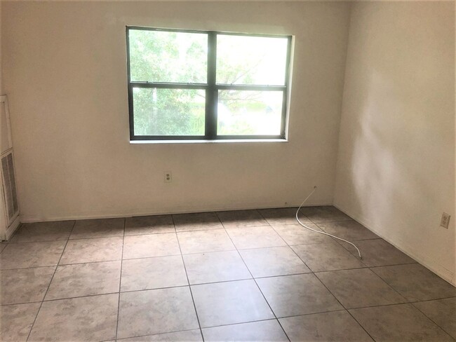 Building Photo - HUGE 1BR/1BA Lakeland Ground Floor Apartme...