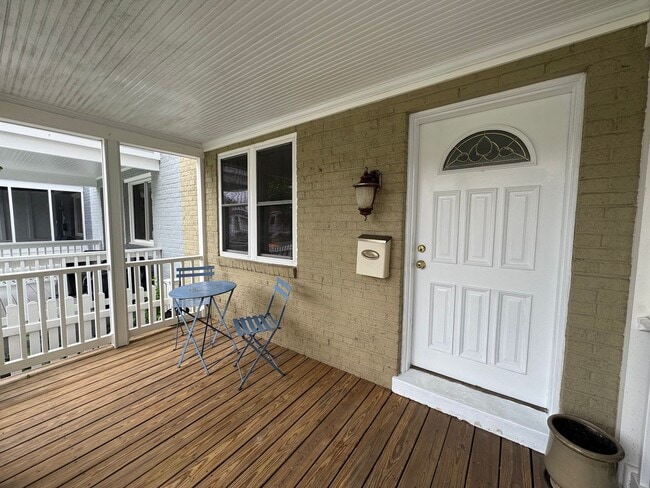 Building Photo - Charming 2 Bed 1 Bath Interior Townhome Wi...