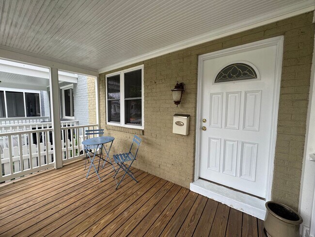 Foto del edificio - Charming 2 Bed 1 Bath Interior Townhome Wi...