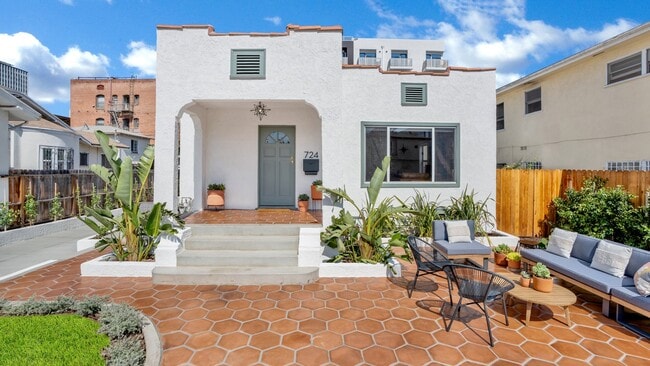 Building Photo - 724 Gramercy Dr