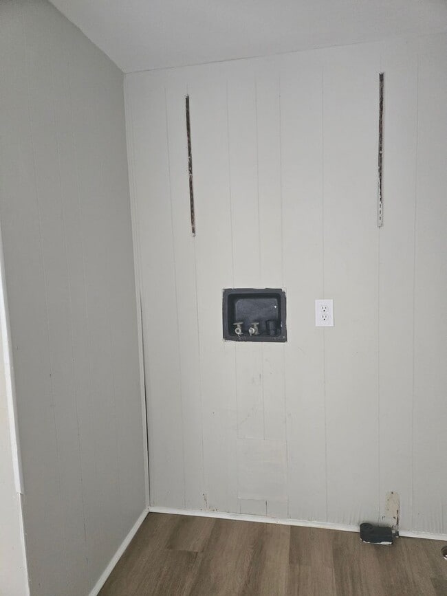 Building Photo - 2 Bedroom Mobile Home in Rockwell Village!