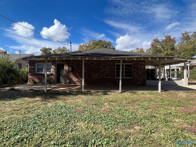 Building Photo - 1608 Buena Vista Cir SE