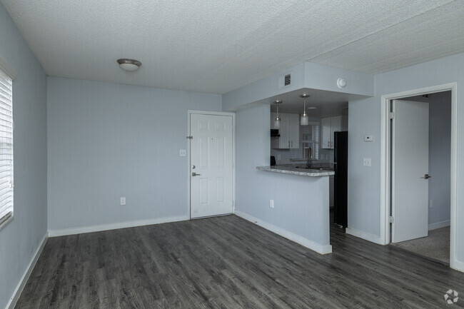 1BR, 1BA - 586SF - Living Room - Azure East Owner LLC