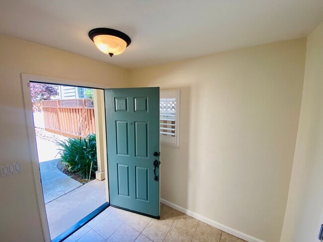 Building Photo - Gorgeous Townhouse with Attached Single-Ca...