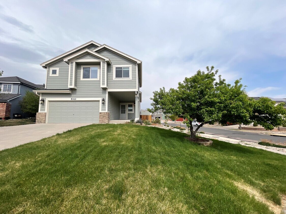 Foto principal - Stetson Hills Spacious Stunner! 4 bed, 3 bath, loft, and 3,100+sqft