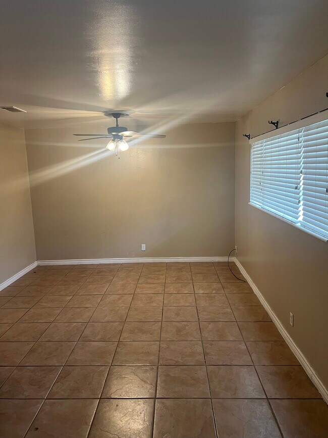 Foto del edificio - 3429 Bowling Ln