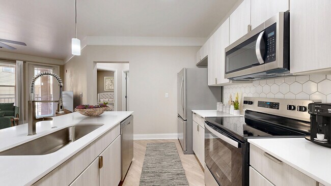Cocina recientemente renovada con electrodomésticos de acero inoxidable. - The Retreat at Quail North Apartments