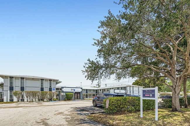 311 NW 42nd Ct #101 - Calidad web - 002 - 02 Exterior Frontal - San Marco Apartments